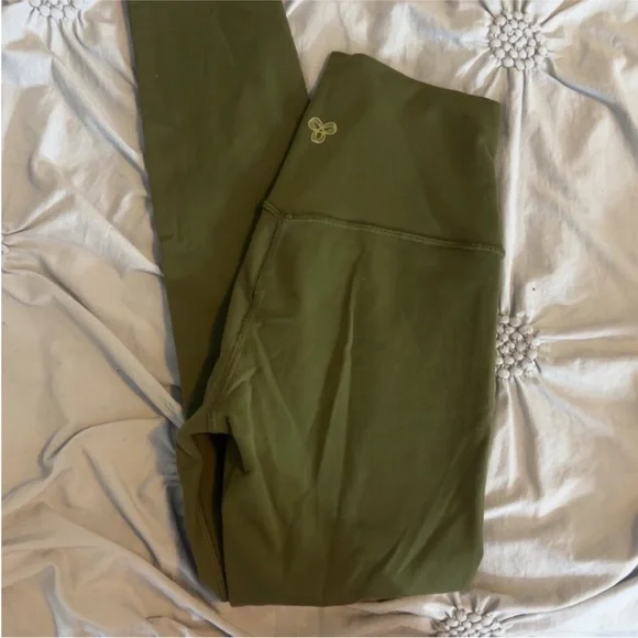 Aritzia green Activewear Set - Picture 7 of 8